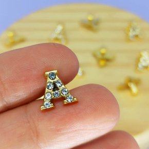 Piercing de Rebite Letras Ouro com Strass