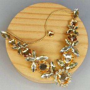 Cabedal Banhado Olívia V com Pedrarias e Correntinha