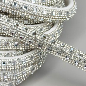 Tubo de Strass Meia Cana 10mm Quadradinhos Strass Metro